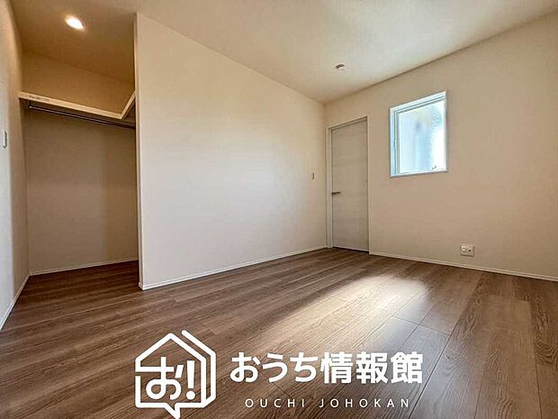 【現地写真（洋室）】木目の美しさを際立たせるシンプルデザインの建具を使用しています。