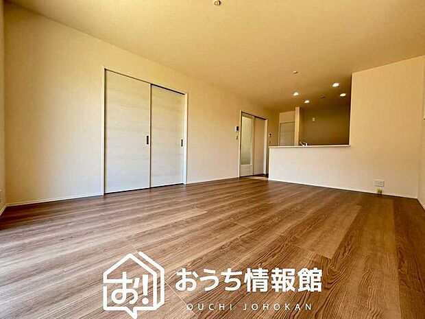 【現地写真（リビング）】フローリング材には、木目、色調など木材特有の風合いがあり、ナチュラルな美しさになっています。