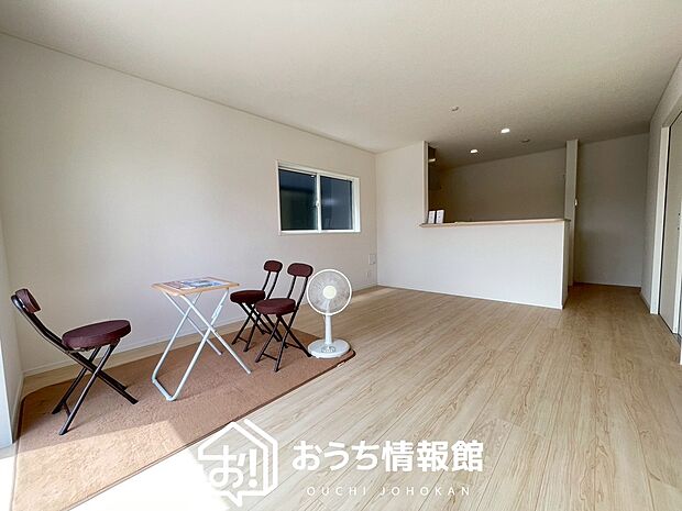 【現地写真（リビング）】フローリング材には、木目、色調など木材特有の風合いがあり、ナチュラルな美しさになっています。