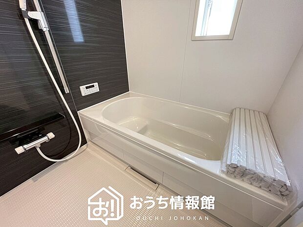 【現地写真（浴室）】浴室暖房乾燥機付き。１坪タイプで広々です。
