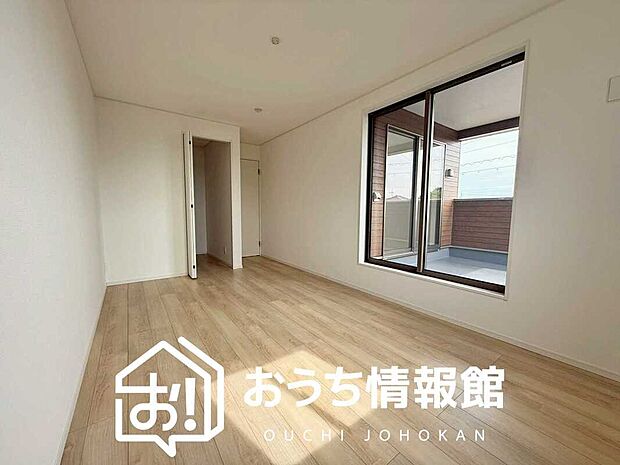 【現地写真(寝室)】木目の美しさを際立たせるシンプルデザインの建具を使用しています。