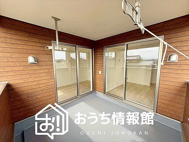 【バルコニー】奥行きが広く、洗濯物をゆったりと干せる十分な広さで、家族の洗濯も捗ります。