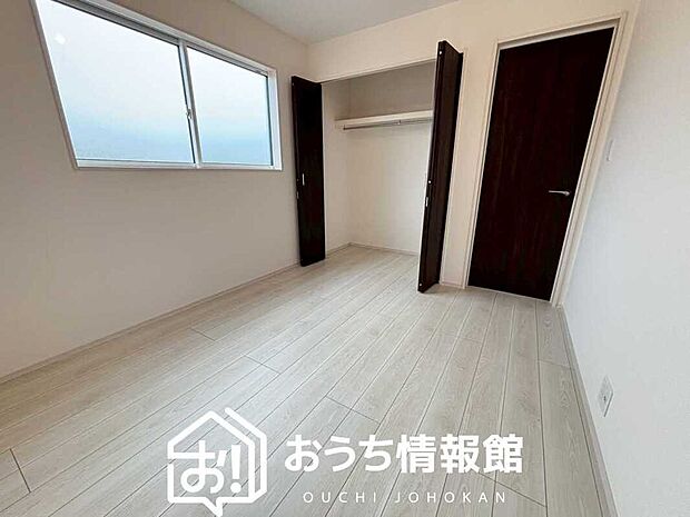 【現地写真（洋室）】木目の美しさを際立たせるシンプルデザインの建具を使用しています。