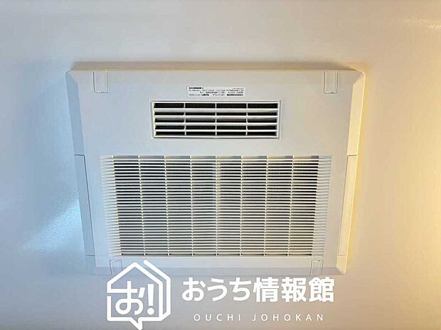 【浴室暖房換気乾燥機】寒い冬場はあたたかく、暑い夏場は扇風機のような心地よさです。
雨の日は、浴室が衣類乾燥スペースになります。