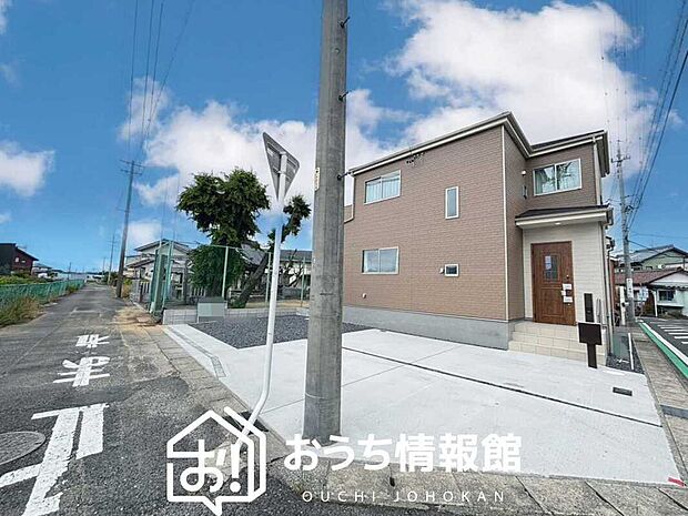 【現地写真（前道含む外観）】健康被害に配慮したもっとも安全性の高い建材を採用し、シックハウス対策をしております。