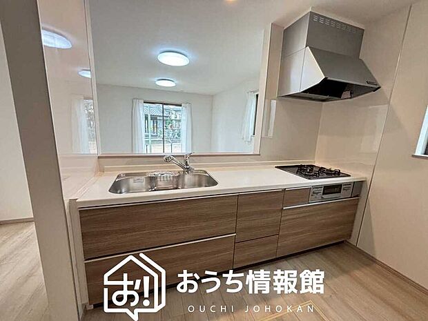 【現地写真（キッチン）】収納たっぷりのシステムキッチン、浄水器付水栓を標準装備しています。