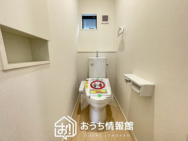 【トイレ】汚れてもサッとひと拭きでお手入れ簡単、エコ仕様の温水洗浄便座付きのトイレです。
バリアフリーにも配慮しています。