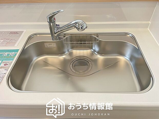 【浄水器内臓ハンドシャワー付シンク】広々とした凸型シンクに洗剤ポケットを標準装備。すっきり収納できます。
また、蛇口の先端に浄水器を内蔵しているため場所をとりません。