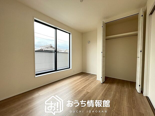 【現地写真（洋室）】木目の美しさを際立たせるシンプルデザインの建具を使用しています。