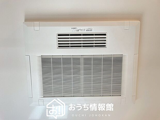 【電気式浴室暖房換気乾燥機】寒い冬場はあたたかく、暑い夏場は扇風機のような心地よさです。
雨の日は、浴室が衣類乾燥スペースになります。