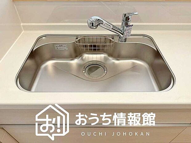【浄水器内臓ハンドシャワー付シンク】広々とした凸型シンクに洗剤ポケットを標準装備。すっきり収納できます。
また、蛇口の先端に浄水器を内蔵しているため場所をとりません。