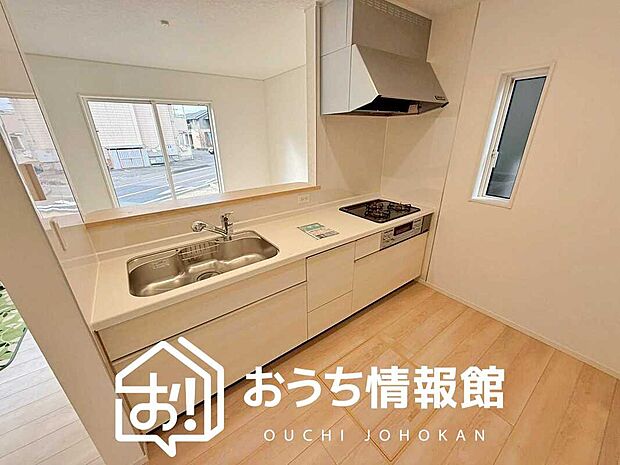 【現地写真（キッチン）】収納たっぷりのシステムキッチン、浄水器付水栓を標準装備しています。