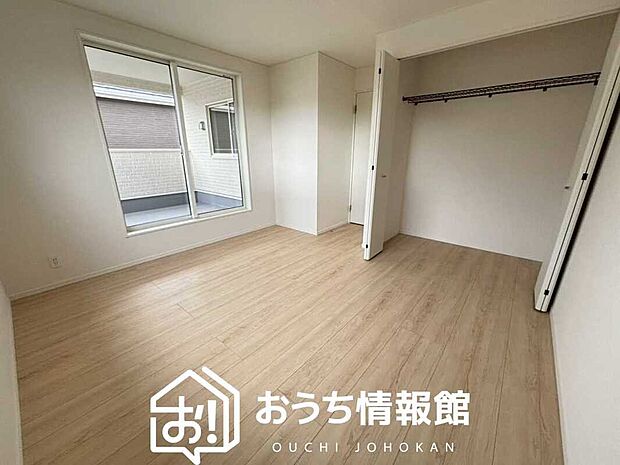 【現地写真（寝室）】木目の美しさを際立たせるシンプルデザインの建具を使用しています。