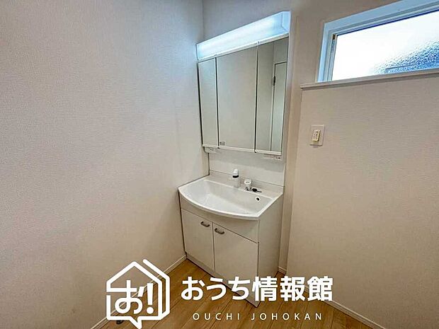 【洗面台・洗面所】鏡の両サイドは、必要なものを取出しやすく、大きな鏡面で朝の準備も快適。
使いやすいリフトアップ機能付きのシングルレバーシャワー水栓付です。