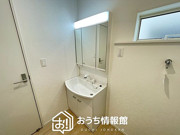 【洗面台・洗面所】鏡の両サイドは、必要なものを取出しやすく、大きな鏡面で朝の準備も快適。
使いやすいリフトアップ機能付きのシングルレバーシャワー水栓付です。