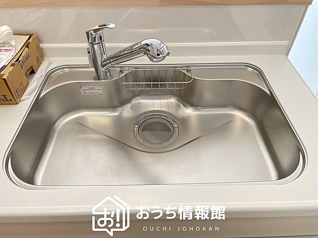 【浄水器内臓ハンドシャワー付シンク】広々とした凸型シンクに洗剤ポケットを標準装備。すっきり収納できます。
また、蛇口の先端に浄水器を内蔵しているため場所をとりません。