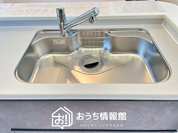 【浄水器内臓型ハンドシャワー付シンク】傷や汚れが付きにくい静音仕様の全面エンボス加工シンク。
また、蛇口の先端に浄水器を内蔵。浄水シャワーが使える毎分4リットルのたっぷり浄水。