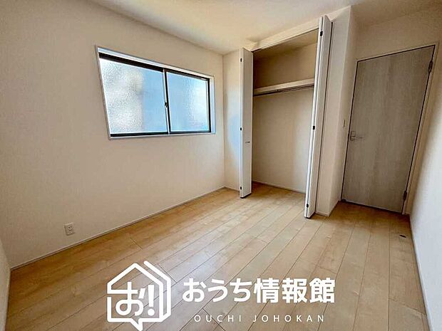 【現地写真（洋室）】木目の美しさを際立たせるシンプルデザインの建具を使用しています。