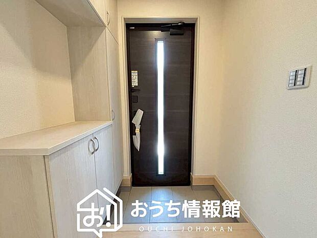 【現地写真（玄関）】玄関には、大型のシューズ収納を設置しています。