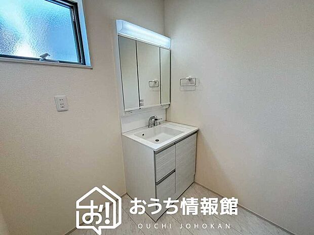【洗面台・洗面所】鏡の両サイドは、必要なものを取出しやすく、大きな鏡面で朝の準備も快適。
使いやすいリフトアップ機能付きのシングルレバーシャワー水栓付です。
