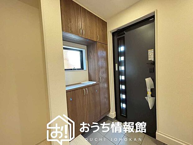 【現地写真（玄関）】玄関には、大型のシューズ収納を設置しています。