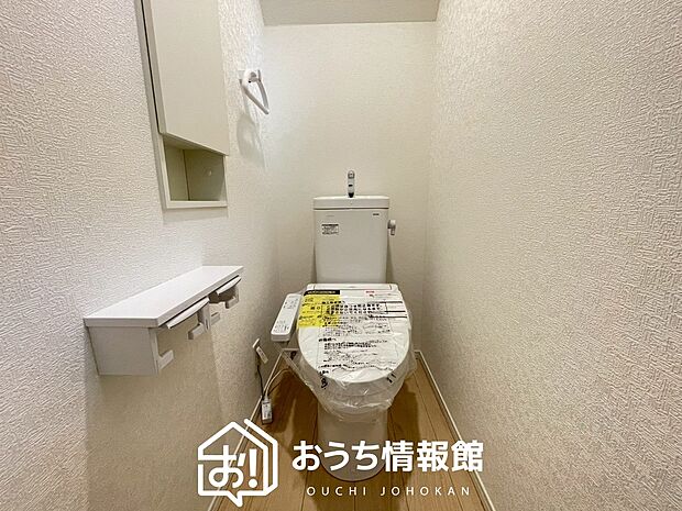 【トイレ】汚れてもサッとひと拭きでお手入れ簡単、エコ仕様の温水洗浄便座付きのトイレです。
バリアフリーにも配慮しています。