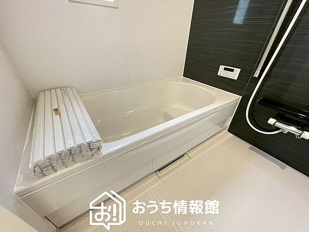 【現地写真（浴室）】浴室暖房乾燥機付き。１坪タイプで広々です。