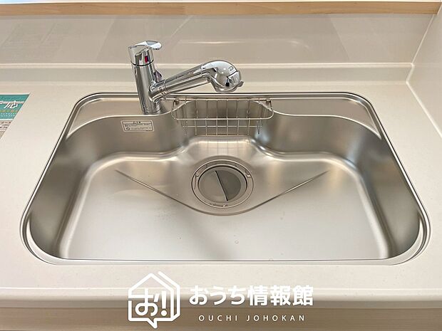 【浄水器内臓ハンドシャワー付シンク】広々とした凸型シンクに洗剤ポケットを標準装備。すっきり収納できます。
また、蛇口の先端に浄水器を内蔵しているため場所をとりません。