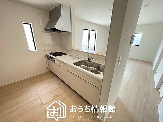 【現地写真（キッチン）】収納たっぷりのシステムキッチン、浄水器付水栓を標準装備しています。