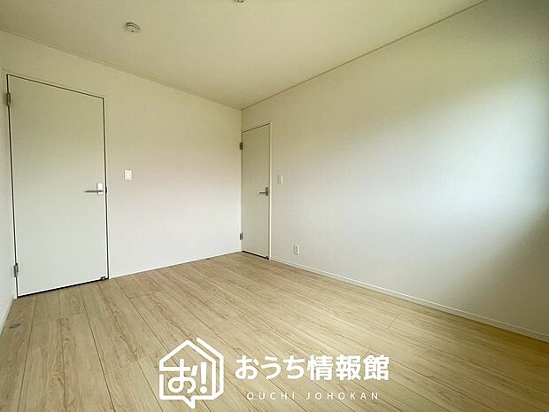 【現地写真（寝室）】木目の美しさを際立たせるシンプルデザインの建具を使用しています。