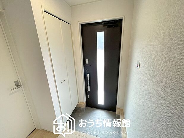 【現地写真（玄関）】玄関には、大型のシューズ収納を設置しています。