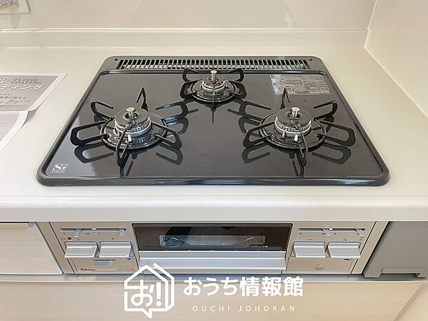【ビルトインコンロ】フラットな構造で清掃性が高く、過熱防止センサー付３口タイプで日頃の家事も快適です。