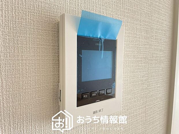 【TVモニター付インターホン】手放し通話ができ、送話表示灯で送話・受話状態が確認できます。
映像と音声で玄関先の様子をチェックできるモニター機能や、夜間の訪問者の顔も確認できるLEDライトを装備しています。