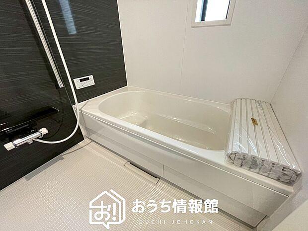 【現地写真（浴室）】浴室暖房乾燥機付き。１坪タイプで広々です。