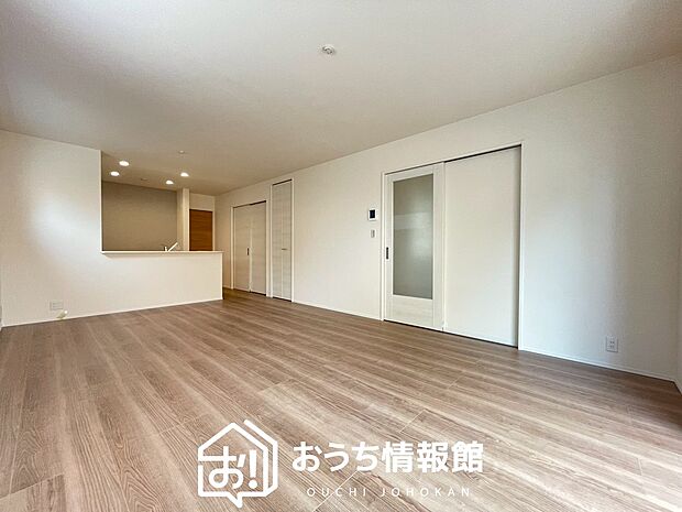 【現地写真（リビング）】フローリング材には、木目、色調など木材特有の風合いがあり、ナチュラルな美しさになっています。