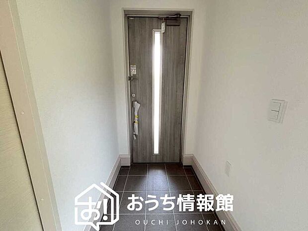 【現地写真（玄関）】玄関には、大型のシューズ収納を設置しています。