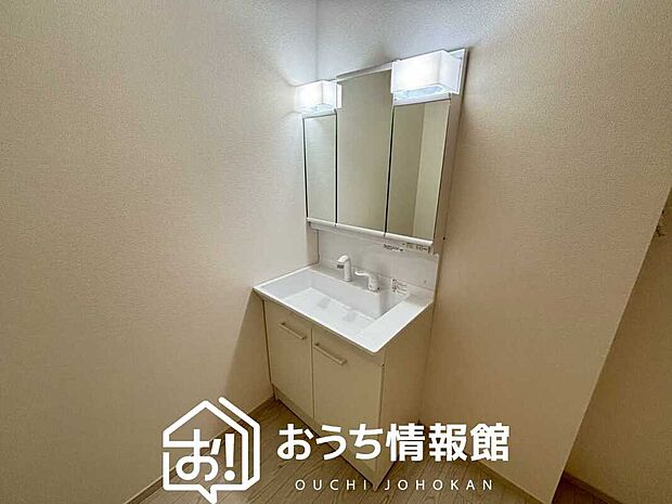 【洗面台・洗面所】鏡の両サイドは、必要なものを取出しやすく、大きな鏡面で朝の準備も快適。
使いやすいリフトアップ機能付きのシングルレバーシャワー水栓付です。