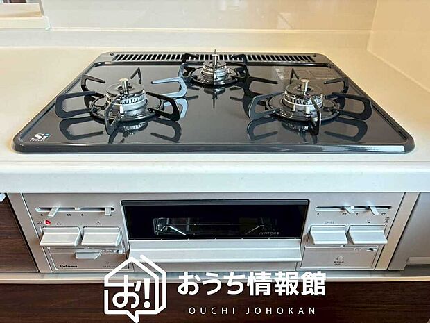 【ビルトインコンロ】フラットな構造で清掃性が高く、過熱防止センサー付3口タイプで日頃の家事も快適です。