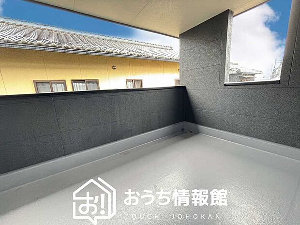 【バルコニー】奥行きが広く、洗濯物をゆったりと干せる十分な広さで、家族の洗濯も捗ります。