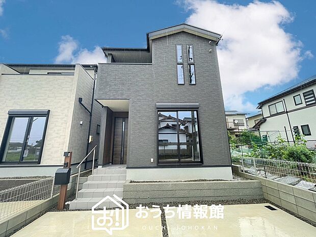【現地写真(外観)【2号地】】軽くて火災に強い屋根材を採用し、地震時の建物への負担や揺れを軽減しています。