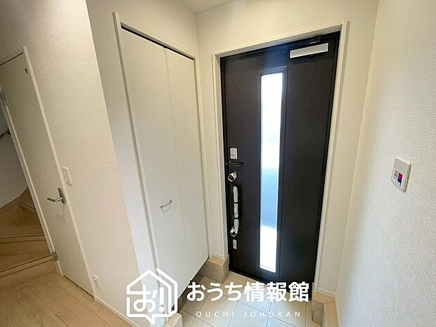 【現地写真(玄関)】玄関には、大型のシューズ収納を設置しています。