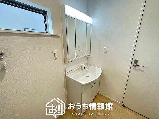 【洗面台・洗面所】鏡の両サイドは、必要なものを取出しやすく、大きな鏡面で朝の準備も快適。
使いやすいリフトアップ機能付きのシングルレバーシャワー水栓付です。