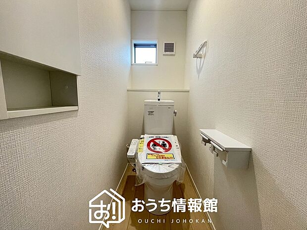 【トイレ】汚れてもサッとひと拭きでお手入れ簡単、エコ仕様の温水洗浄便座付きのトイレです。
バリアフリーにも配慮しています。