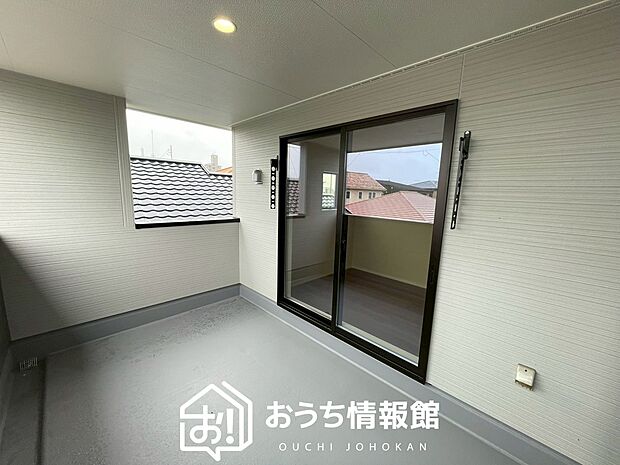 【バルコニー】奥行きが広く、洗濯物をゆったりと干せる十分な広さで、家族の洗濯も捗ります。