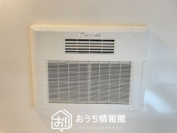【電気式浴室暖房換気乾燥機】寒い冬場はあたたかく、暑い夏場は扇風機のような心地よさです。
雨の日は、浴室が衣類乾燥スペースになります。
