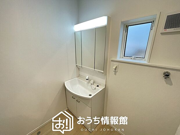 【洗面台・洗面所】鏡の両サイドは、必要なものを取出しやすく、大きな鏡面で朝の準備も快適。
使いやすいリフトアップ機能付きのシングルレバーシャワー水栓付です。