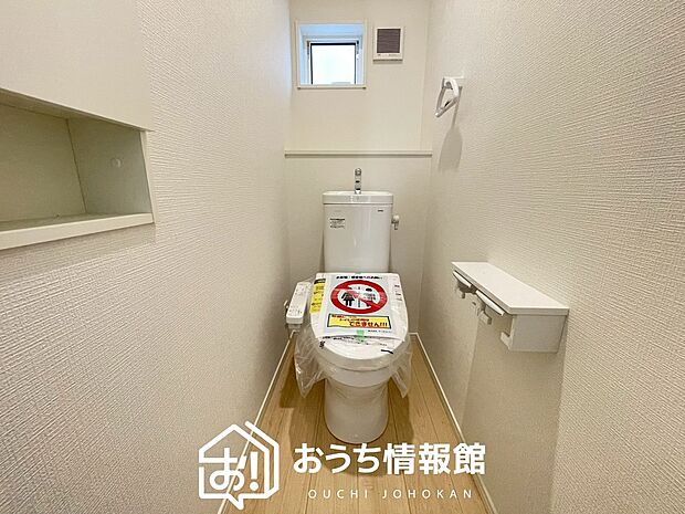 【トイレ】汚れてもサッとひと拭きでお手入れ簡単、エコ仕様の温水洗浄便座付きのトイレです。
バリアフリーにも配慮しています。