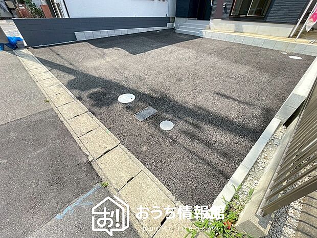 【現地写真(駐車場)】駐車スペースが広く、運転が苦手な方も安心です。