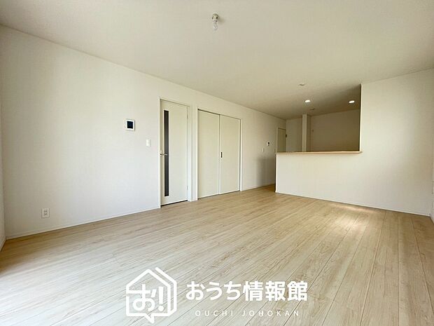【現地写真(リビング)】フローリング材には、木目、色調など木材特有の風合いがあり、ナチュラルな美しさになっています。