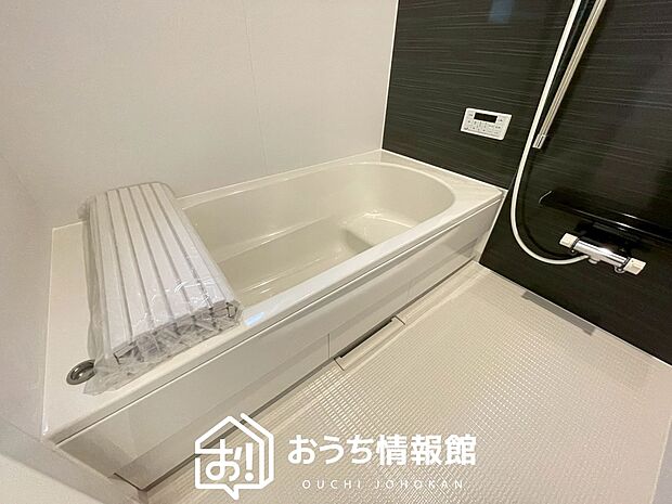 【現地写真(浴室)】浴室暖房乾燥機付き。1坪タイプで広々です。
